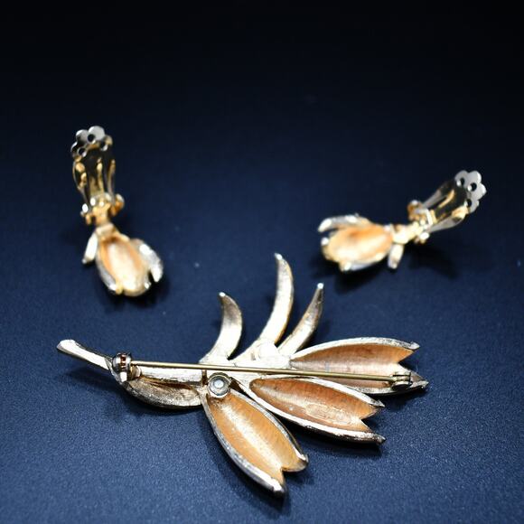 1950s White Enamel Tulip Brooch Earrings Set Gold Tone Floral Vintage Jewelry - Picture 9 of 10